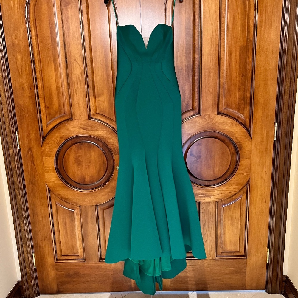 New Never Worn Emerald Green Gown